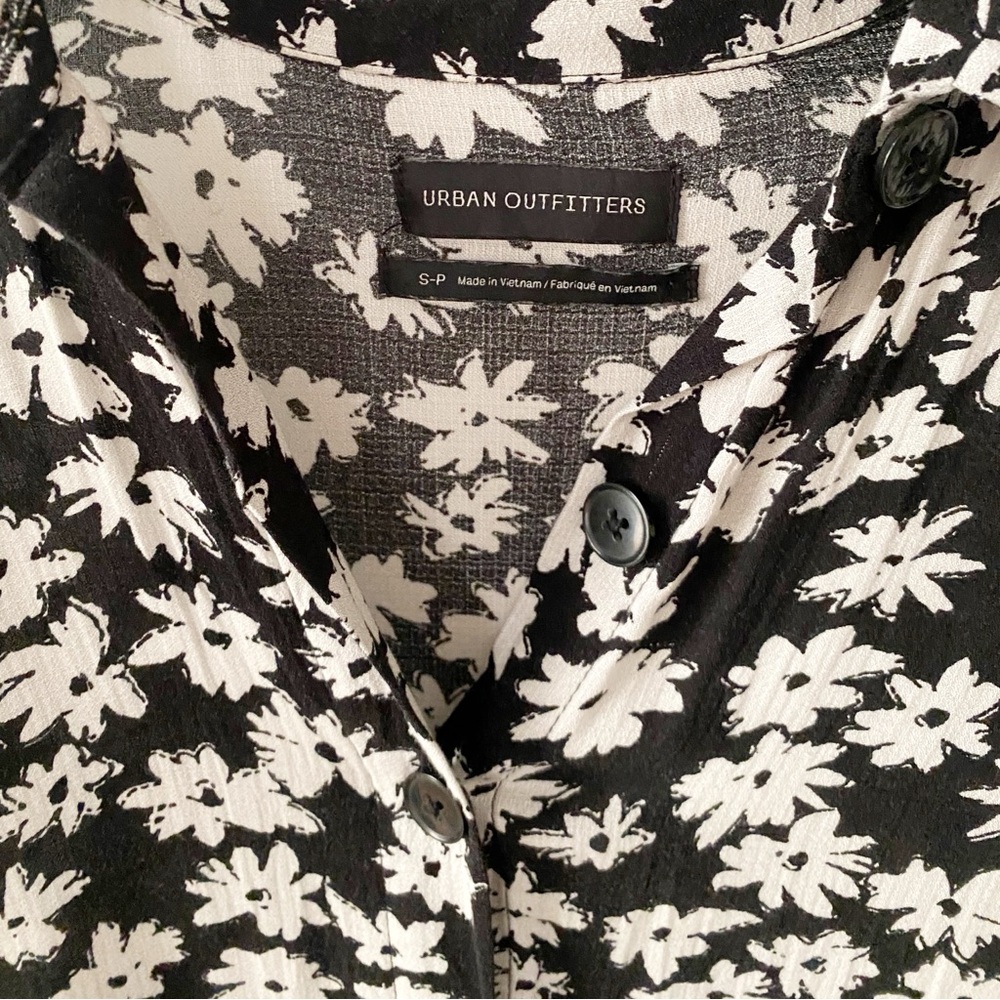 Urban Outfitters Black and White Floral MIDI Dress - Picture 4 of 7